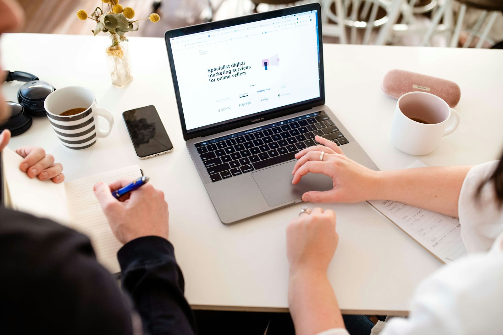 Freelancer digital trabajando con un portátil