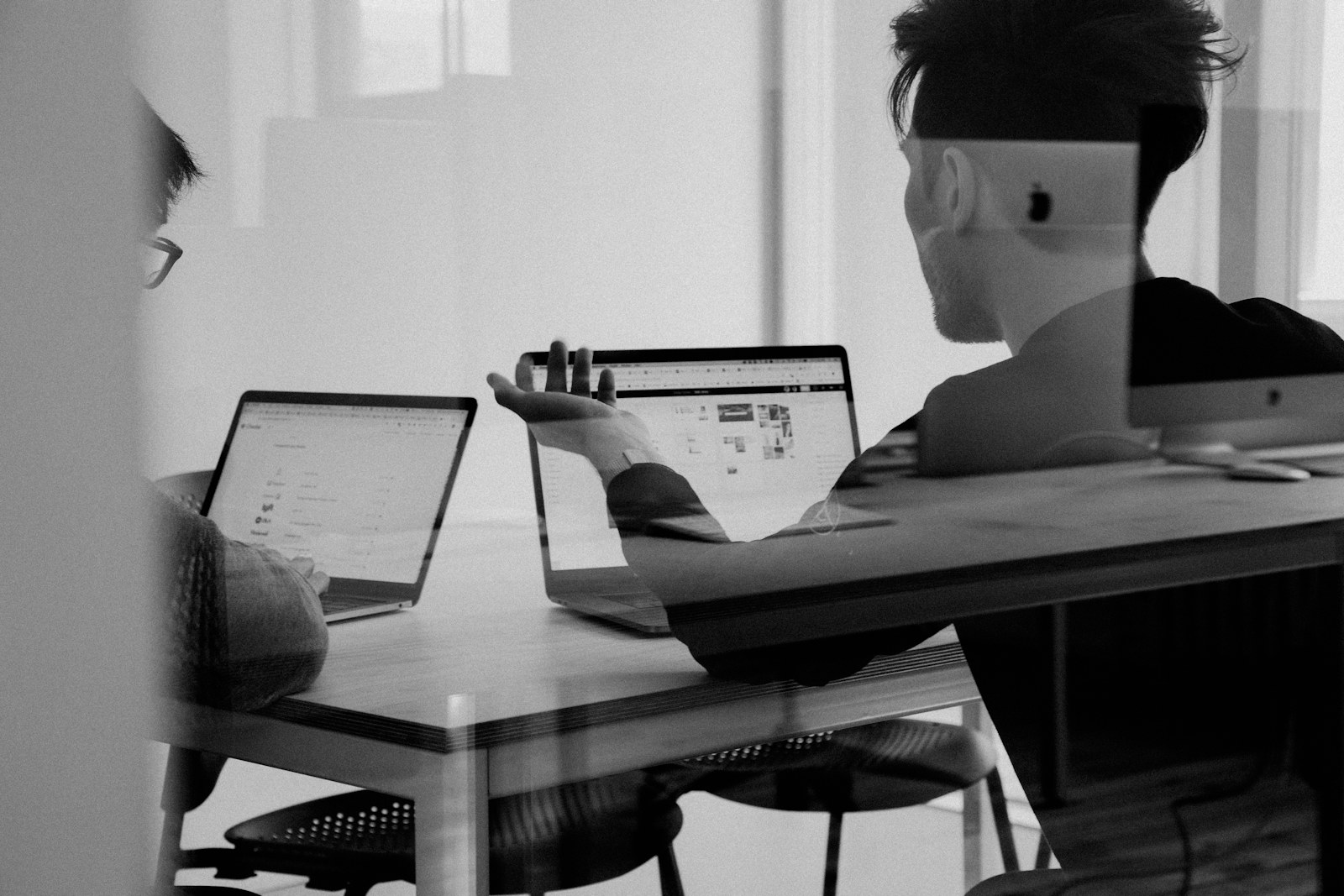 Equipo revisando un proyecto digital